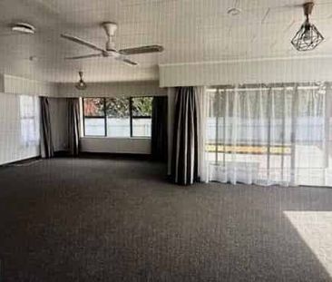 Spacious 3 Bedroom, Portsmouth Road - Photo 4