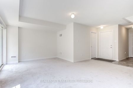 Townhouse For Lease | N8114648 - Photo 4