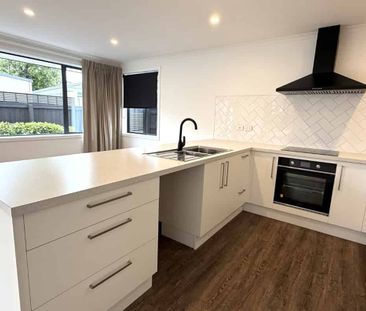 Modern 3 bedroom, 2 bathroom - Photo 1