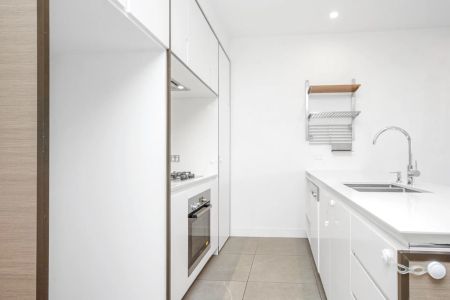 Luxury Two-Bedroom Residence with Panoramic District Views - Photo 4