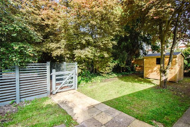 Spacious 2 bedroom bungalow to rent in the picturesque village of Girton, just to the north of Cambridge. Driveway parking. Furnished. - Photo 1