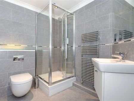 A modern apartment within town centre riverside development close to Station, benefitting from a huge "flexi-room" in basement. - Photo 5