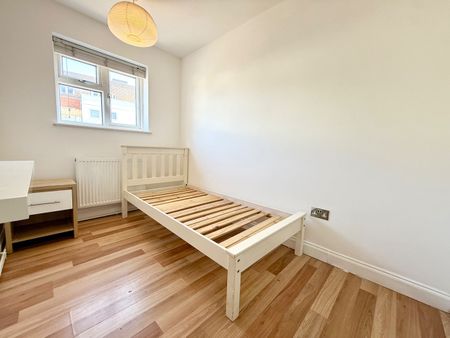 3 Bed Flat, Canterbury Road, CR0 - Photo 2