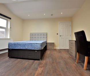 2 bedroom Flat in Woodsley Road, Leeds - Photo 6