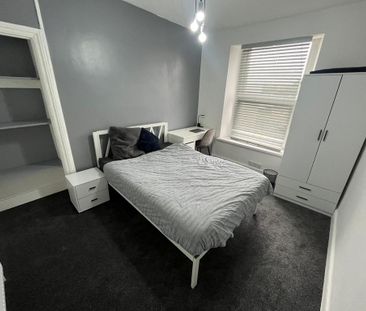 6 bedroom terraced house to rent - Photo 4