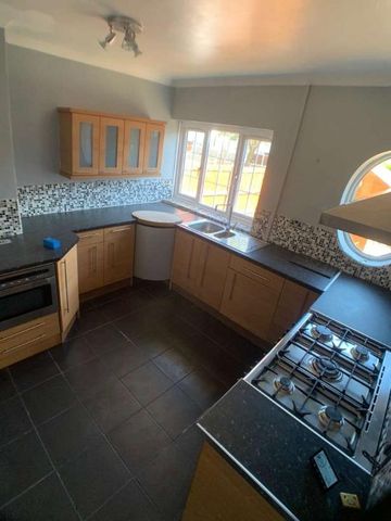 The Crescent, Woodlands, Doncaster, DN6 - Photo 5