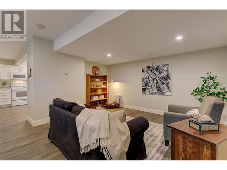 Lower suite – Picturesque Peachland! - Photo 4