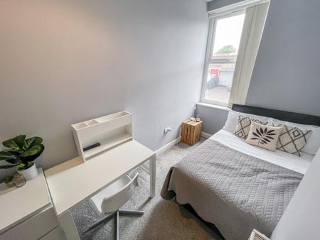 1 bedroom in a house share to rent - Photo 2
