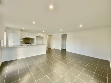 22 Wirraway Drive, Thornton - Photo 3