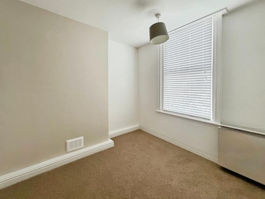 2 bedroom Flat To Let - Photo 1