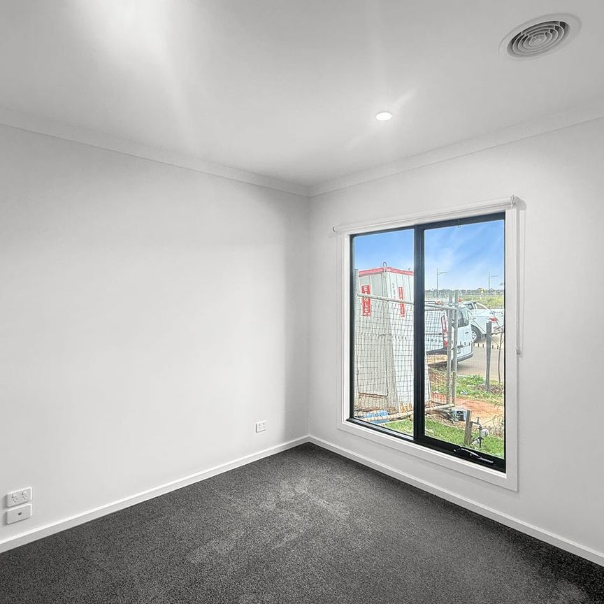 🏡 Brand New 4-Bedroom House in Thornhill Park - Photo 1