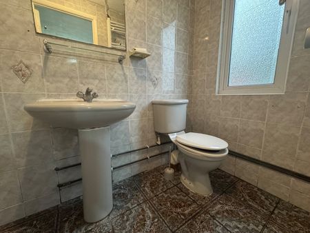 2 Bed Flat, Wolves Lane, N13 - Photo 2