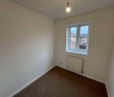 Falcon Fields, Tadley, RG26 - Photo 4