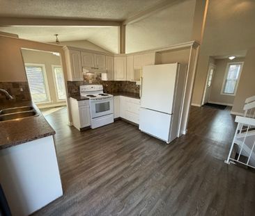 Spacious 4-Bedroom Home for Rent - Photo 5