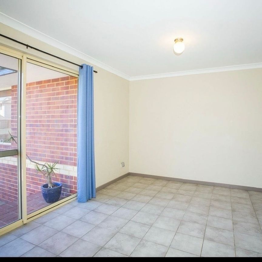 Charming , spacious and low maintenance house to let in Hamilton Hill - Photo 1