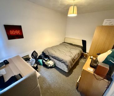 3 Bed Terraced House, Grange Avenue, RG6 - Photo 5