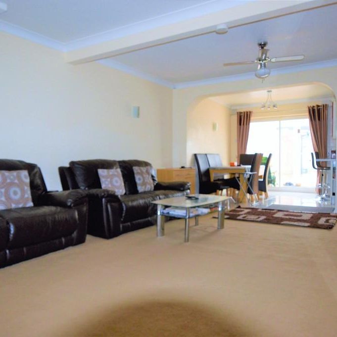5 bedroom semi-detached house to rent - Photo 1