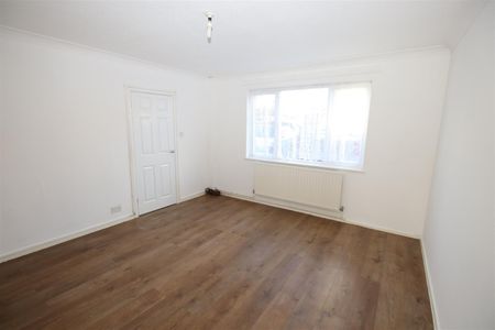 3 bedroom Semi-Detached House to let - Photo 4