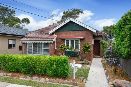 Cute, Convenient Character Home - Walk to Everything! - Photo 3