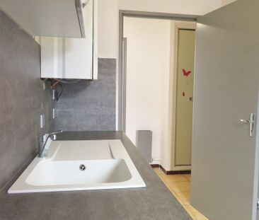 T2+PARK, Nîmes-Capouchiné, 540€ H.C - Photo 3