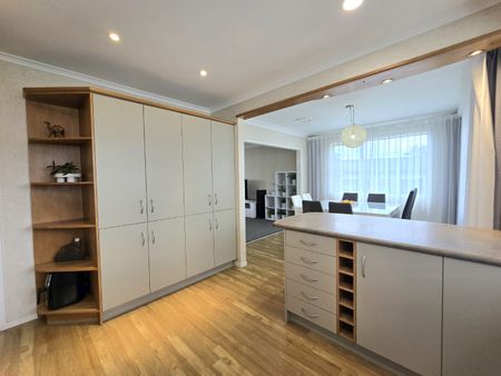 Spacious Four-Bedroom Family Home in Matua - Available February 2026 - Matua - Photo 2