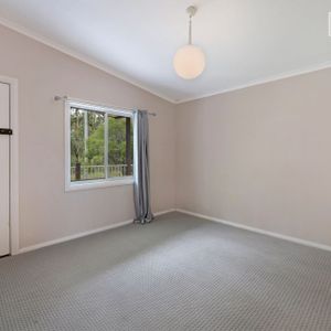 Upstairs flat with air conditioned open plan living/kitchen - Photo 2