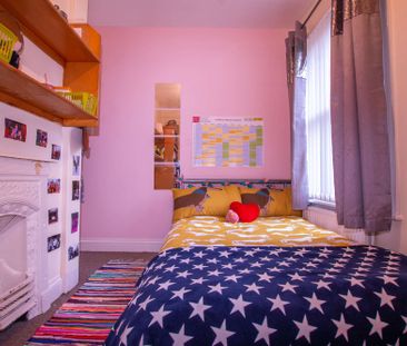 Wonderful six bedroom house with original features and modern updates - Photo 5