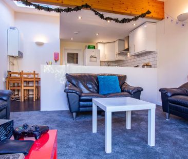 Contemporary five bedroom house in prime location - Photo 2