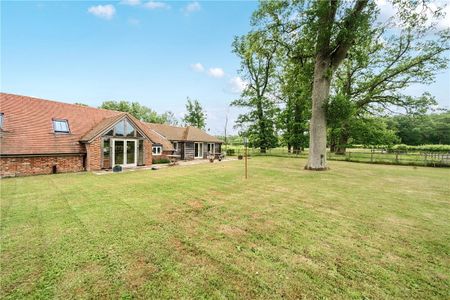 LET AGREED A delightful 2/3 bedroom detached FURNISHED barn conversion situated in a old farmstead just outside Hungerford. - Photo 5