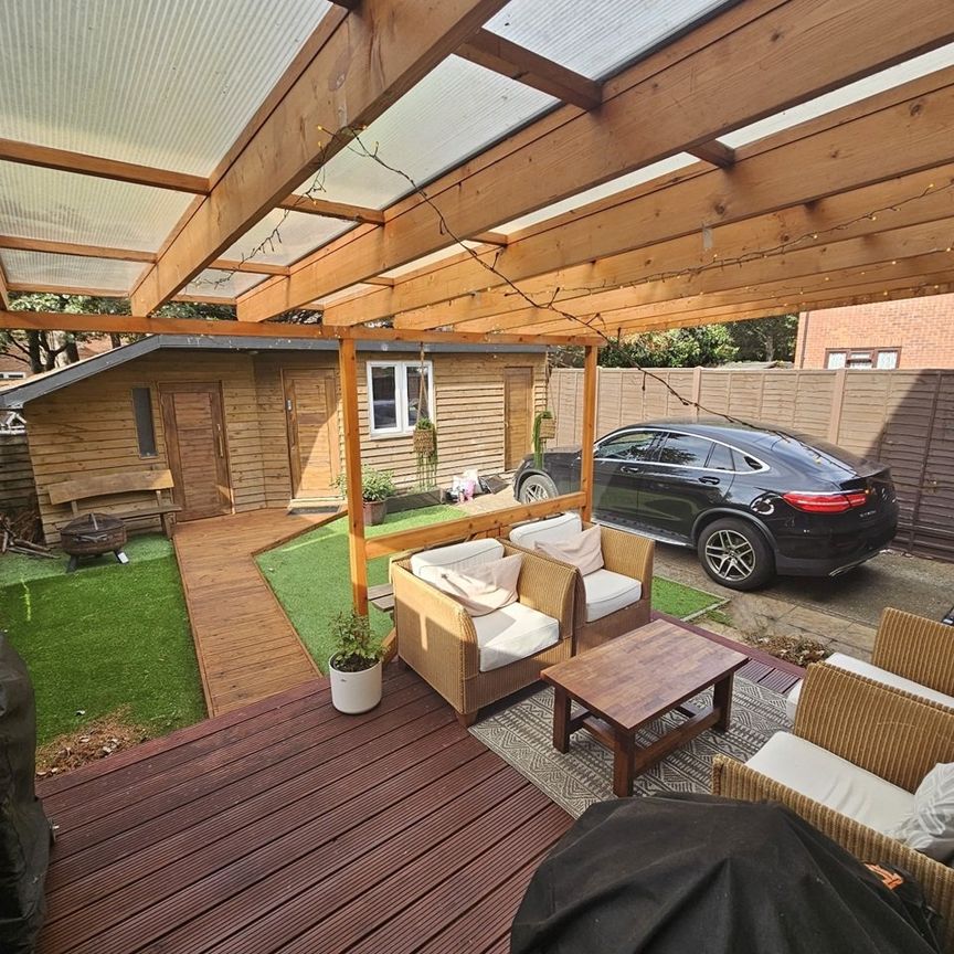3 Bed Semi-Detached House, Hogarth Close, E16 - Photo 1