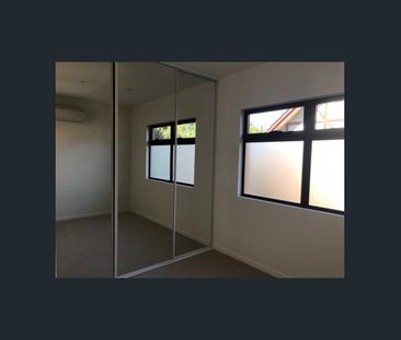 Spacious and Modern Property in Sought-After Camberwell: Your Dream... - Photo 2