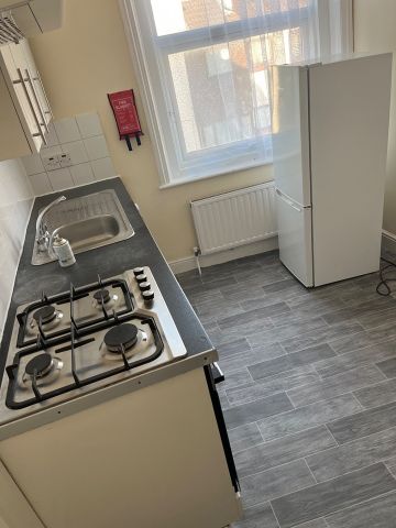 Studio Flat, High Road, IG1 - Photo 3