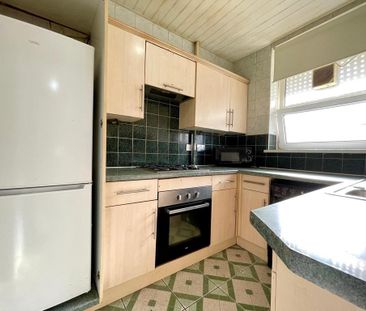 1 bedroom in a flat share to rent - Photo 5