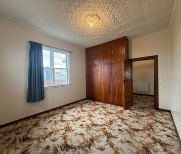 Close to town, tidy home - Photo 3