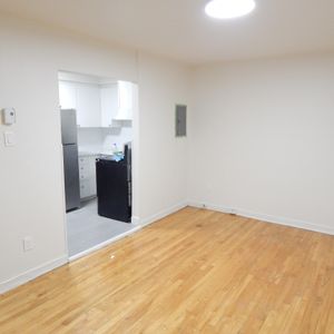 Spacious 1-bedroom Apartment In CDN - Photo 3