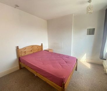 4 bedroom end of terrace house to rent - Photo 2