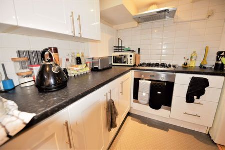 3 bedroom House in Harold View, Leeds - Photo 4