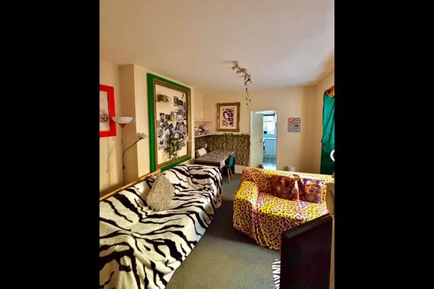 Room in a Shared Flat, Garratt Terrace, SW17 - Photo 1