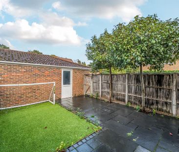 3 bedroom end of terrace house to rent - Photo 2