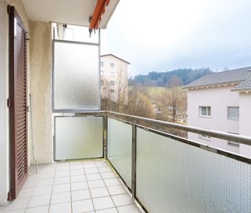 Ideal für Singles: 2.5-Zi. Wohnung mit Balkon - Photo 1