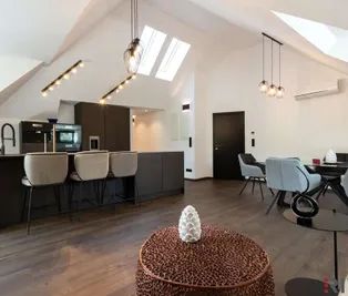 Luxus-Dachgeschoss 133,81 m² mit Terrasse, Designer-Inselküche & Spa-Bad - Weinbergblick + Poolnutzung - Voll möbliert - Photo 1