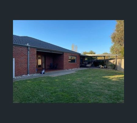 15 Mallard Close, Williams Landing, Vic 3027 - Photo 2