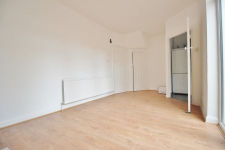 3 bedroom Terraced for rent - Photo 2