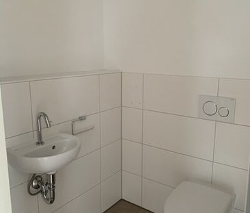 Mit eignem Garten, großem Tageslichtbad mit Dusche sowie Badewanne ... - Foto 4