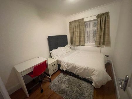 Room in a Shared House, Holland Park Avenue, IG3 - Photo 5