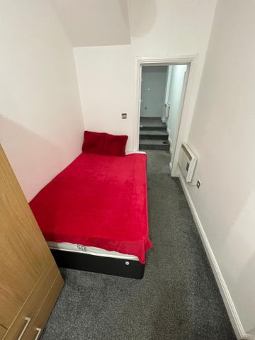3 bedroom flat to rent - Photo 2