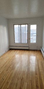 Beau 4 1/2 pour le 1er août, ROSEMONT. chauffage ,eau chaude inclus. - Photo 4