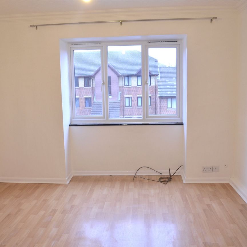 Rossignol Gardens, Carshalton, Surrey, SM5 - Photo 1