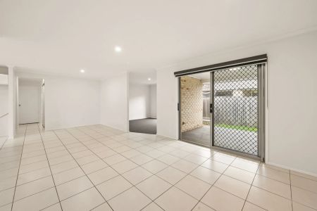 Spacious Family Home in Prime Location - walk to school and shops! - Photo 2