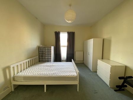 4 bedroom semi-detached house to rent - Photo 2